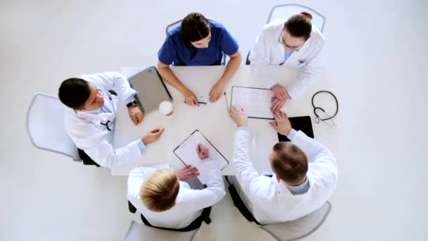 Grupo de médicos con cardiograma en el hospital — Vídeo de stock
