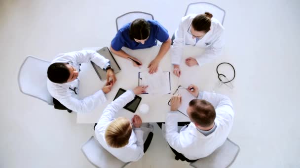 Grupo de médicos en conferencia en el hospital — Vídeo de stock