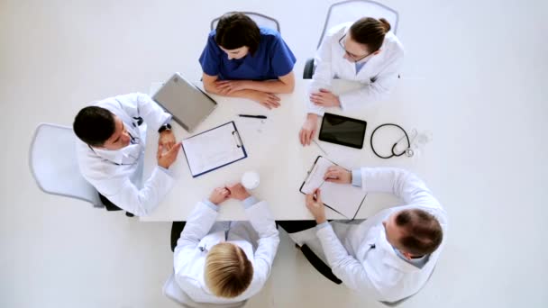 Группа врачей, аплодирующих в больнице — стоковое видео