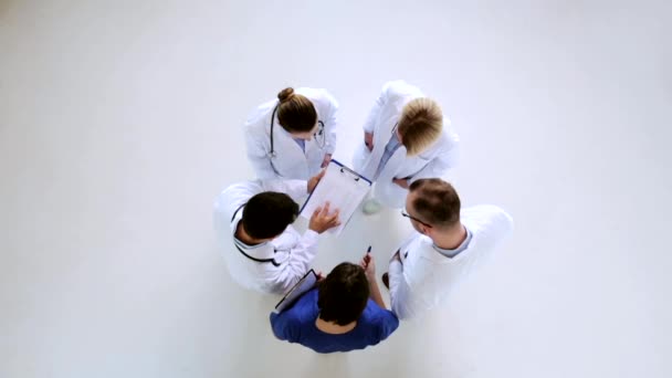 Grupo de médicos con portapapeles hablando en la clínica — Vídeo de stock