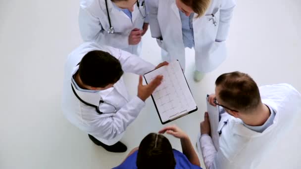 Grupo de médicos discutindo cardiograma no hospital — Vídeo de Stock