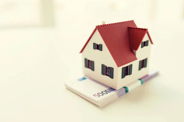 Close-up de casa ou modelo de casa e dinheiro — Fotografia de Stock