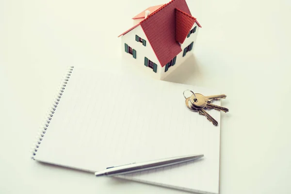 Close-up de modelo de casa, chaves de casa e notebook — Fotografia de Stock