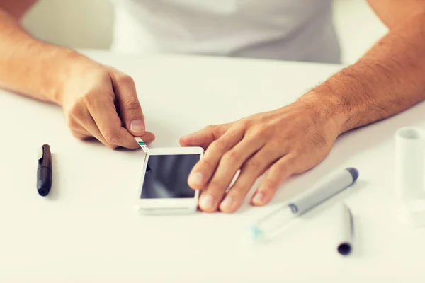 Adam kan testi yapma smartphone ile yakın çekim — Stok fotoğraf