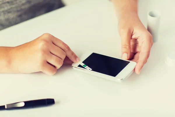 Menutup wanita dengan smartphone melakukan tes darah — Stok Foto