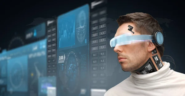 Homem em óculos de realidade virtual e microchip — Fotografia de Stock