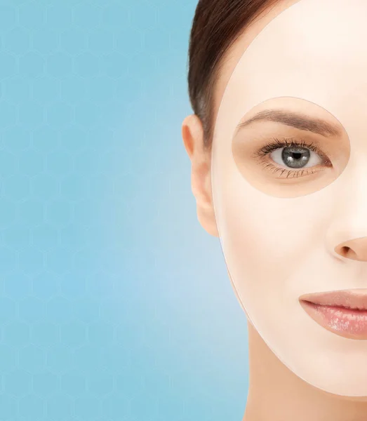 Close up van vrouw met collageen gezichtsmasker — Stockfoto