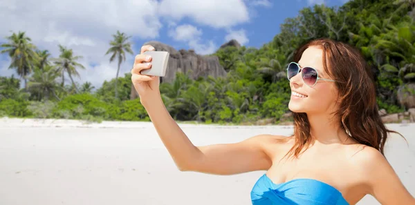 Kvinna i baddräkt med selfie med smatphone — Stockfoto