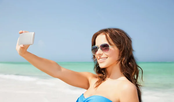 Žena v plavkách s selfie s smatphone — Stock fotografie