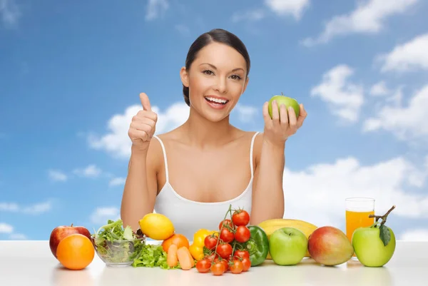 Γυναίκα με φρούτα και λαχανικά που δείχνει τους αντίχειρες επάνω — Φωτογραφία Αρχείου