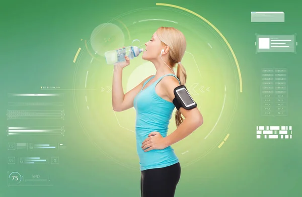 Mujer entrenamiento beber agua de botella — Foto de Stock