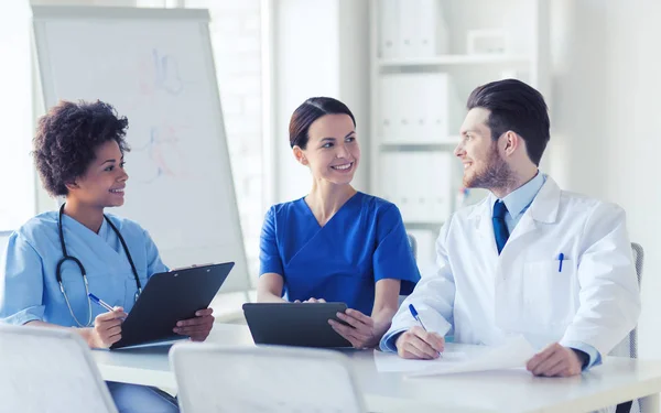 Groupe de médecins heureux réunion au bureau de l'hôpital — Photo