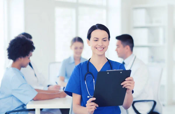 Médico feliz sobre el grupo de médicos en el hospital —  Fotos de Stock