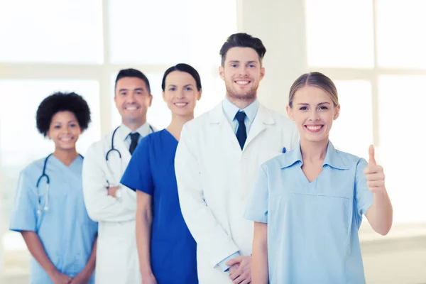 Glückliche Ärzte zeigen im Krankenhaus Daumen hoch — Stockfoto