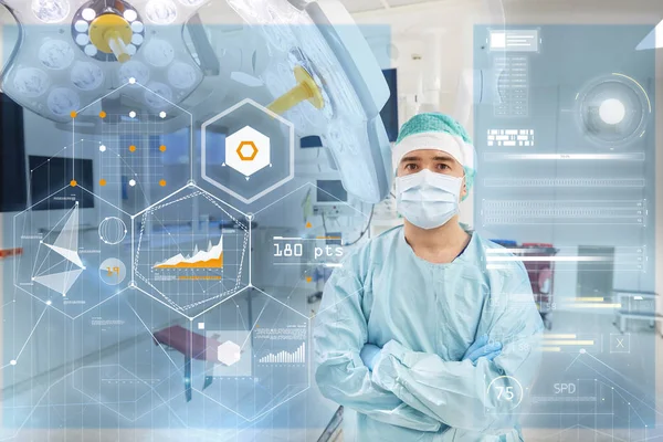 Chirurg im Operationssaal des Krankenhauses mit Diagrammen — Stockfoto