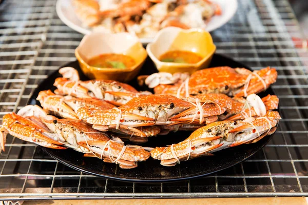 Grilled crabs on plate at street market — Stock Photo, Image