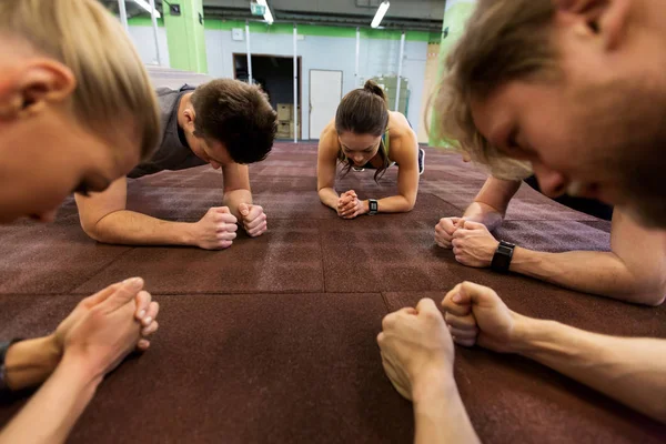 Spor salonunda egzersiz yapan bir grup insan. — Stok fotoğraf