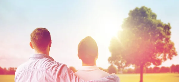 Close up de feliz masculino gay casal abraçando — Fotografia de Stock