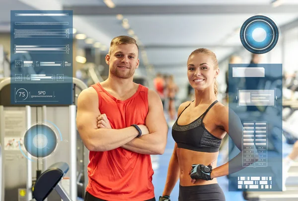 Lächelnder Mann und Frau im Fitnessstudio — Stockfoto