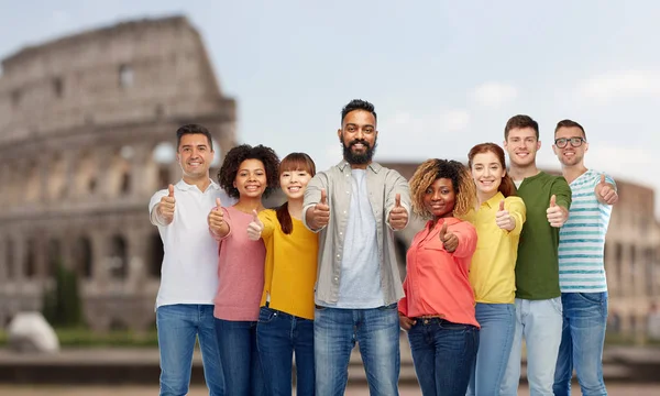 Ευτυχισμένοι άνθρωποι παρουσιάζουν αντίχειρες πάνω από το Κολοσσαίο — Φωτογραφία Αρχείου