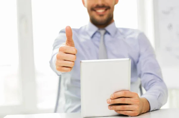 Biznesmen z komputera typu tablet Wyświetlono kciuk w — Zdjęcie stockowe