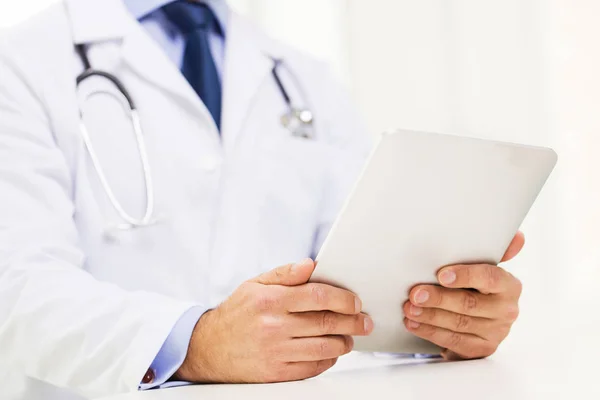 Male doctor in white coat with tablet pc — Stock Photo, Image