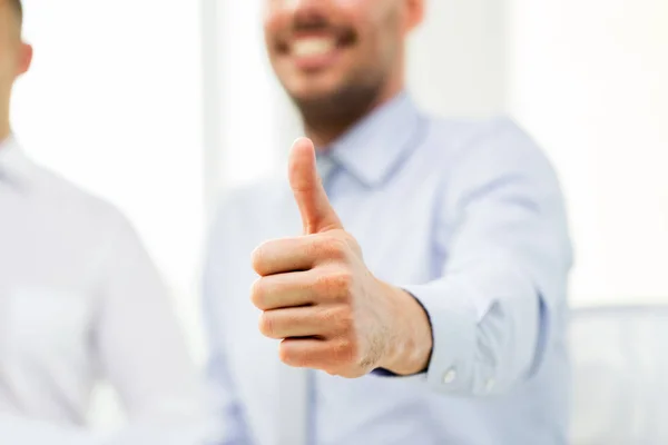 Hand eines lächelnden Geschäftsmannes zeigt Daumen hoch — Stockfoto