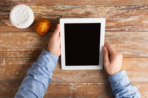 Mani uomo d'affari con tablet pc e caffè — Foto Stock