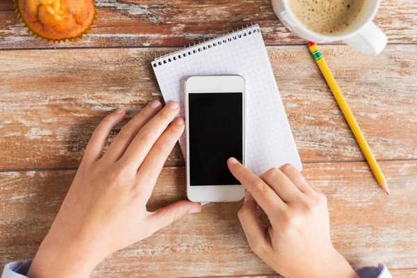 Nahaufnahme männlicher Hände mit Smartphone auf dem Tisch — Stockfoto