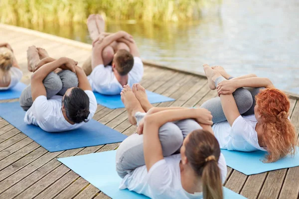 Gruppe von Menschen, die Yoga-Übungen im Freien machen — Stockfoto