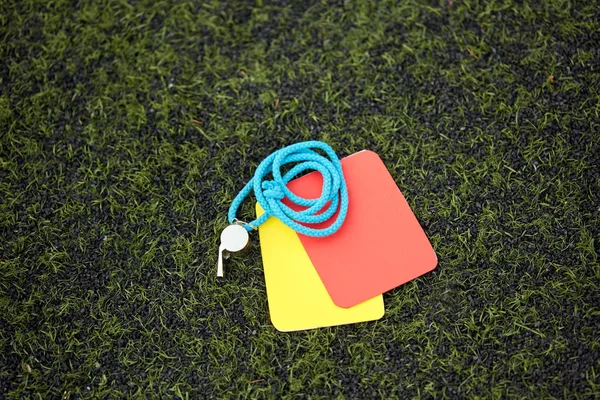 Árbitro apito e cartões de advertência no campo de futebol — Fotografia de Stock