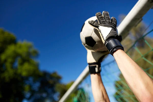Målvakt med boll på fotbollsmål på fältet — Stockfoto