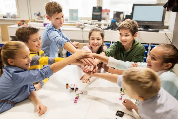 Boldog gyermekek, kézenfogva robotika iskolában — Stock Fotó