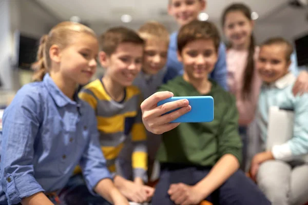 Group of happy kids taking selfie with smartphone — Stock Photo, Image