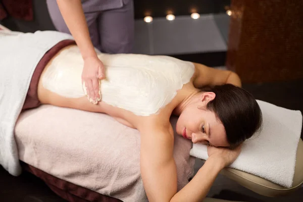 Vrouw liggen en het hebben van rug massage in spa — Stockfoto