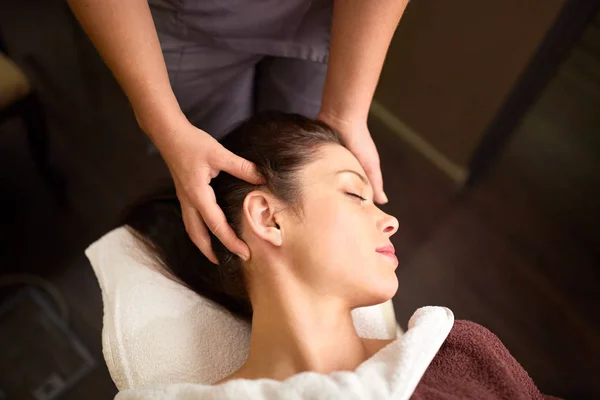 Mujer teniendo masaje en la cabeza en el spa — Foto de Stock