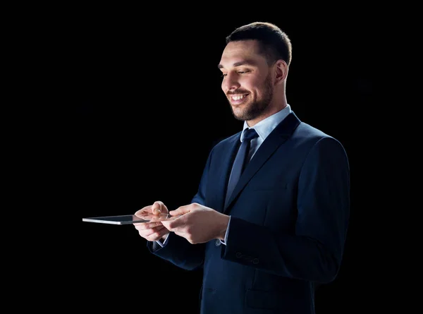 Uomo d'affari in abito con tablet pc trasparente — Foto Stock