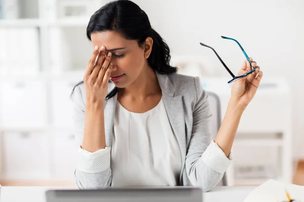 Mujer de negocios frotando los ojos cansados en la oficina — Foto de Stock