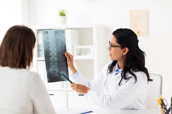 Médico y paciente con radiografía de columna vertebral en el hospital — Foto de Stock