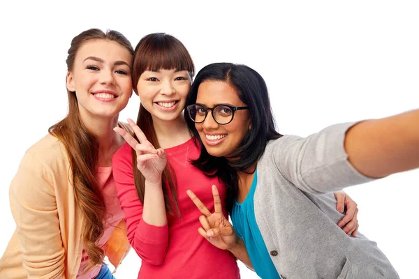Mezinárodní skupina happy žen užívajících selfie — Stock fotografie