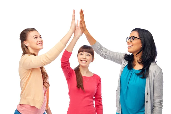 Grupo internacional de mulheres felizes fazendo alta cinco — Fotografia de Stock