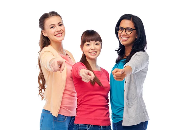 Grupo internacional de mujeres sonrientes felices —  Fotos de Stock