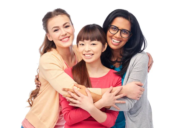 Internationale groep gelukkige vrouwen knuffelen — Stockfoto