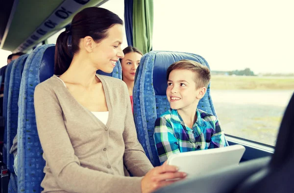 幸福的家庭，与坐在旅游巴士的平板电脑 — 图库照片