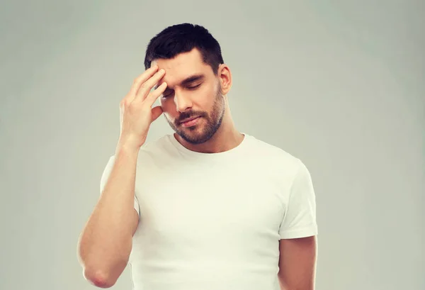 Junger Mann leidet unter Kopfschmerzen — Stockfoto