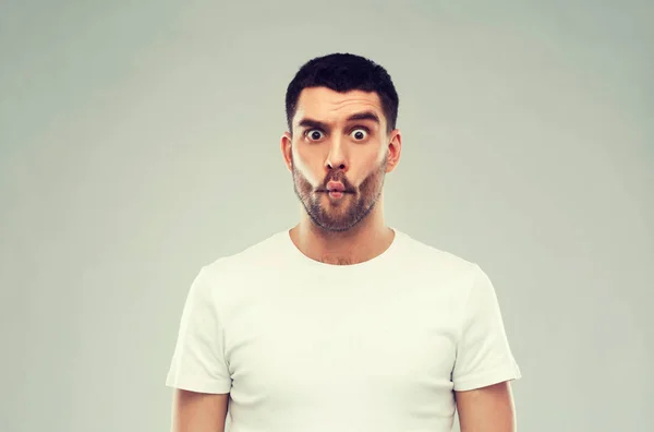 Hombre con cara de pez sobre fondo gris — Foto de Stock