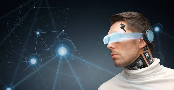 Hombre en gafas de realidad virtual y microchip —  Fotos de Stock