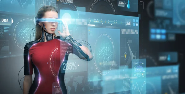 Donna in occhiali realtà virtuale e microchip — Foto Stock