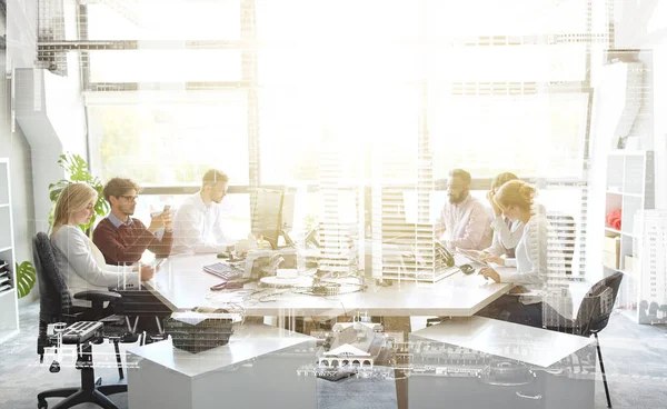 Equipo de negocios con computadoras trabajando en la oficina —  Fotos de Stock