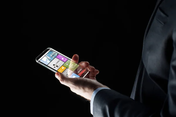 Primer plano del empresario con aplicaciones en el teléfono inteligente — Foto de Stock